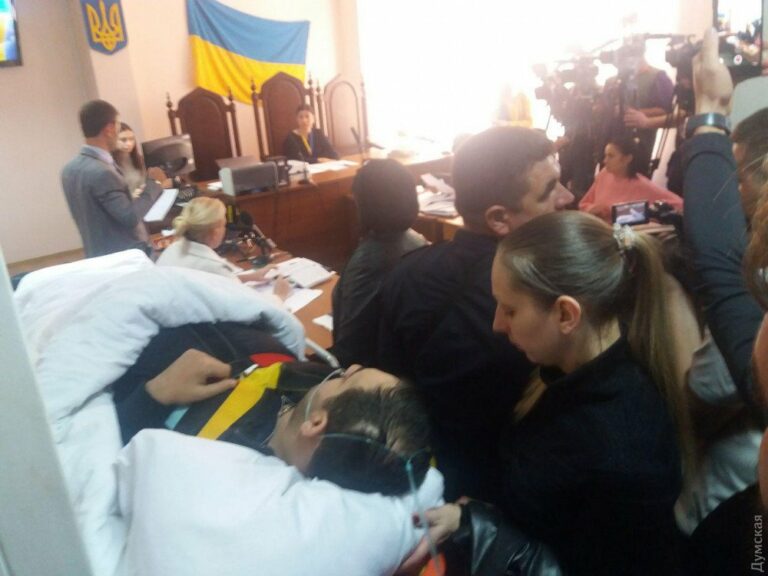 Нападение на Михайлика: в суде Одессы произошли столкновения (видео) - today.ua