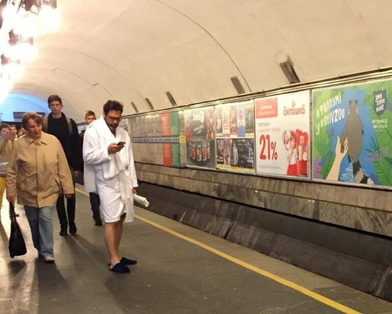 «В халатах и с полотенцами»: киевляне устроили в метро смешной флешмоб - today.ua
