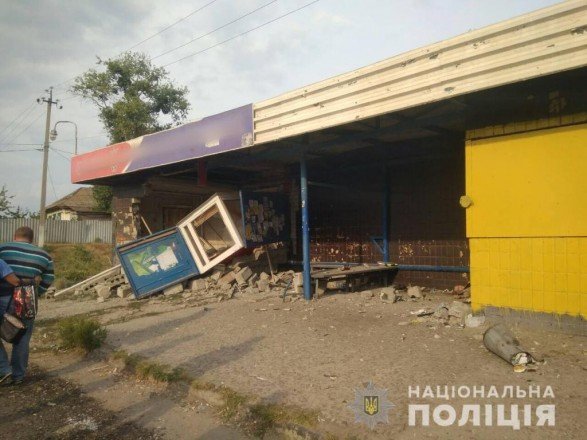 На Харківщині автомобіль в'їхав у зупинку: загинула жінка - today.ua