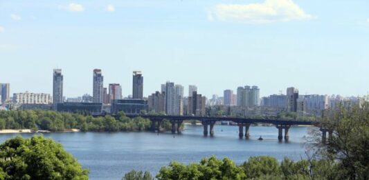 «Киевтеплоэнерго» устраняет водопад на мосту Патона  - today.ua