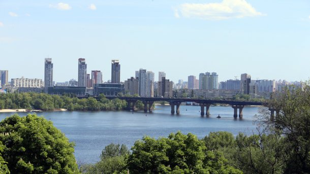 «Киевтеплоэнерго» устраняет водопад на мосту Патона