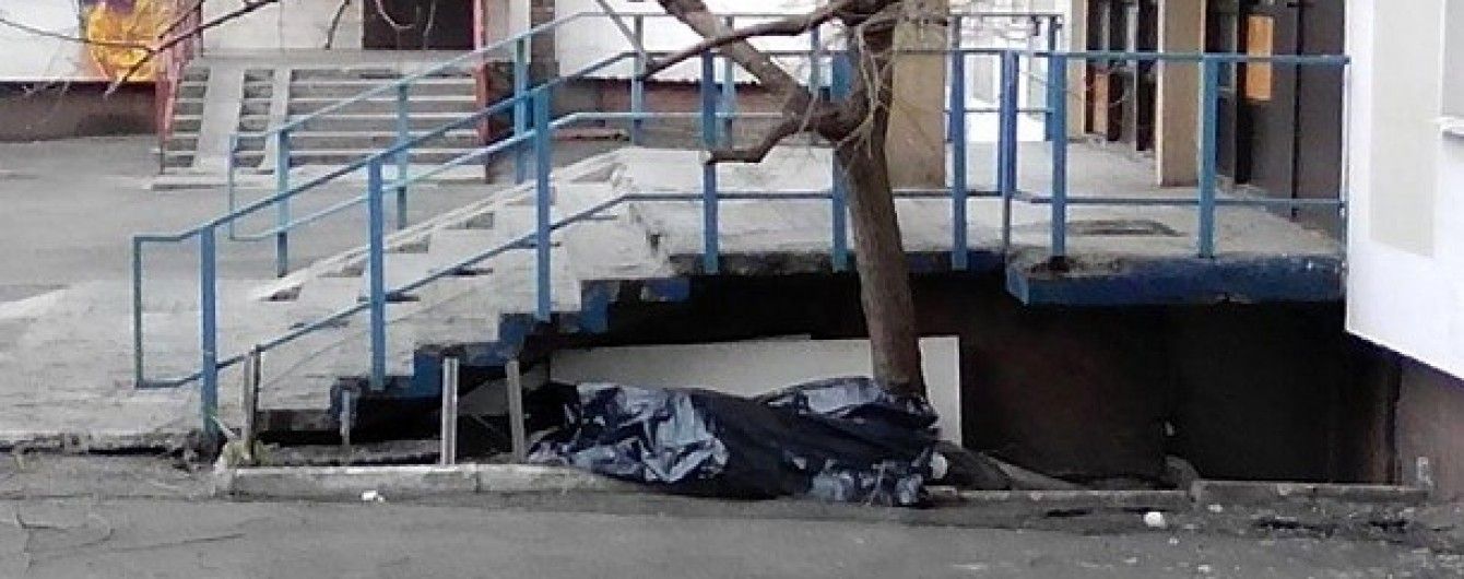 Из-за карточных долгов из окна колонии выкинулся заключенный