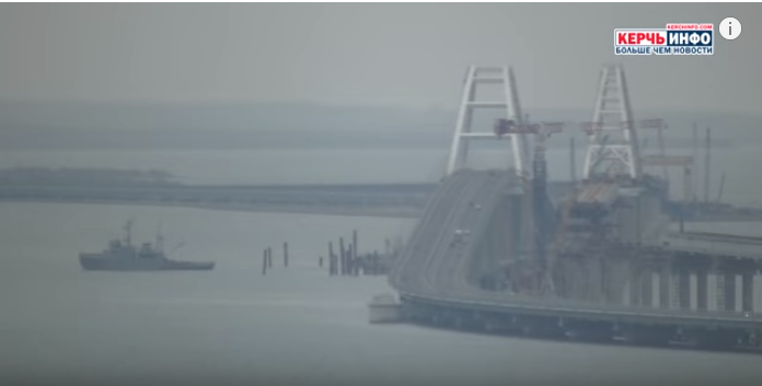 Українські військові кораблі пройшли під Кримським мостом (відео) - today.ua
