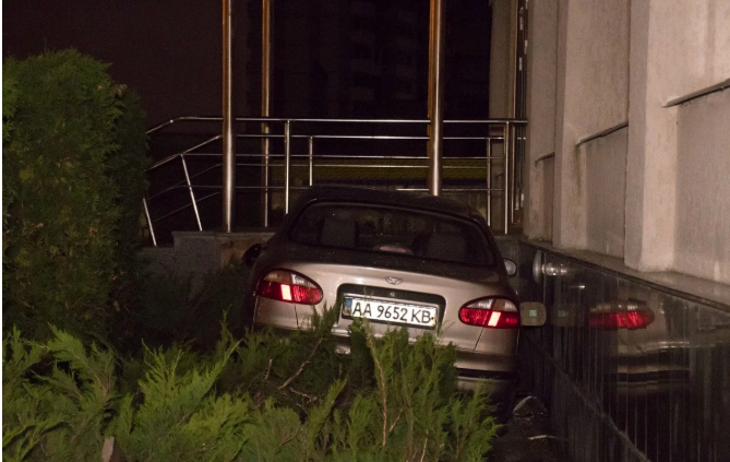 Пьяная женщина на автомобиле “влетела“ в церковь в Киеве - today.ua