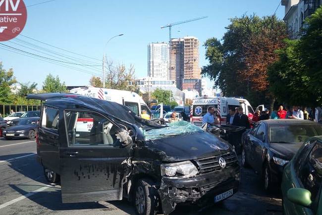 В центре Киева столкнулись 5 автомобилей: один из водителей в реанимации - today.ua