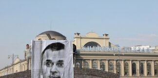В Москве активисты развернули баннер с Сенцовим  - today.ua