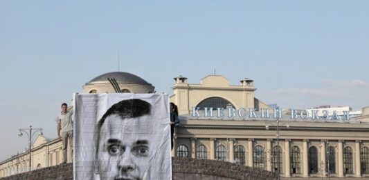 В Москве активисты развернули баннер с Сенцовим  - today.ua