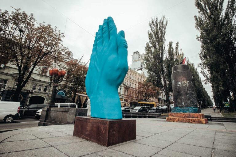 Велетенську синю руку встановили у центрі Києва (фото)  - today.ua