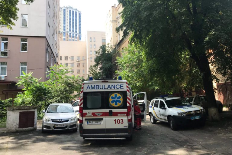 У центрі столиці 20-річну дівчину поранено з вогнепальної зброї