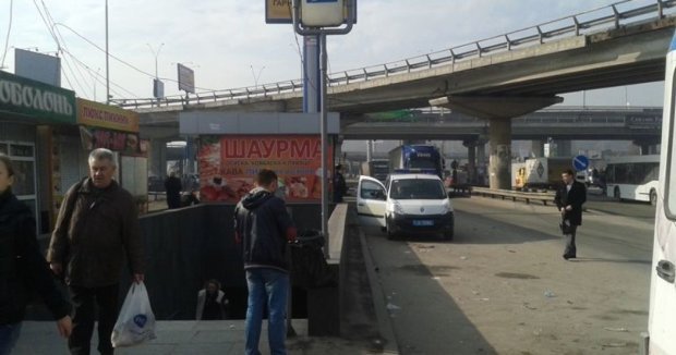 Вооруженные бандиты захватили маршрутку с пассажирами (фото) - today.ua