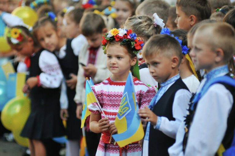 Зачисление ребенка в первый класс: Кабмин обнародовал полный список документов  - today.ua