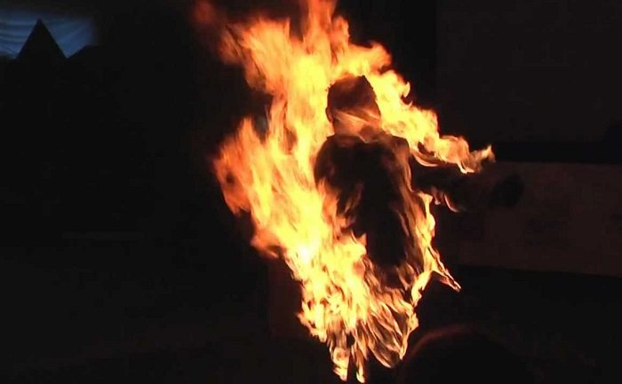 Из-за смерти близкого человека, молодой парень пытался сжечь себя заживо - today.ua