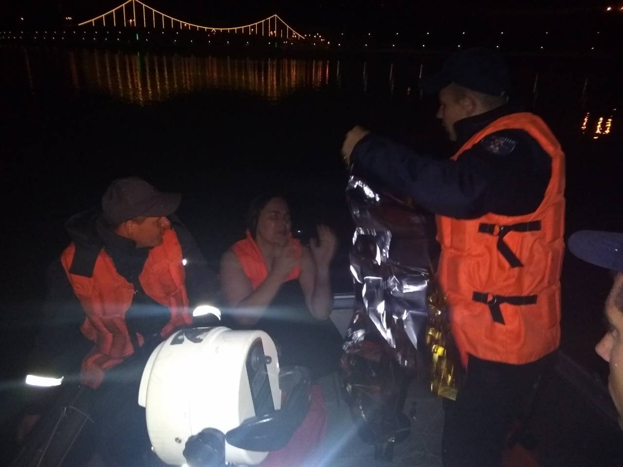 В Киеве из Днепра вытащили без сознания женщину