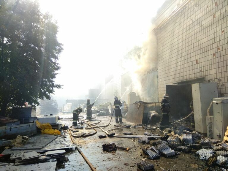 Лише через добу вдалося ліквідувати пожежу на картонному комбінаті у Житомирі — ЗМІ - today.ua