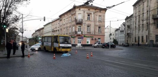 Под колесами Львовской маршрутки погибла женщина — СМИ  - today.ua