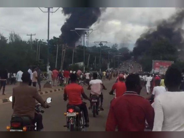 35 человек погибли от взрыва цистерны с газом в Нигерии - today.ua