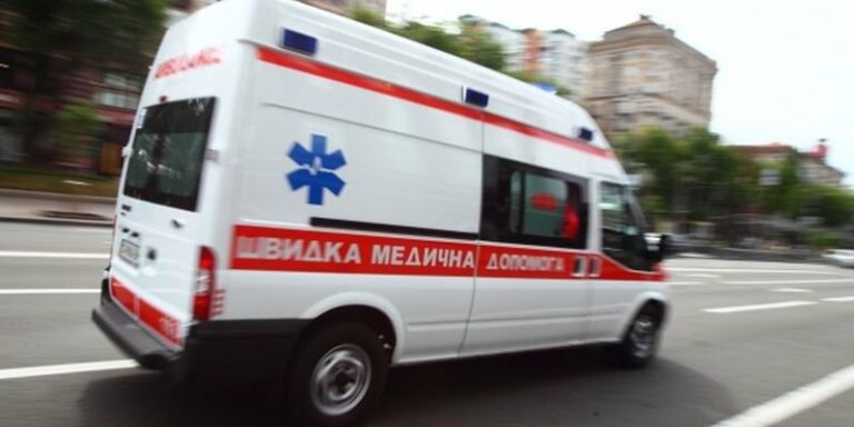 Смертельне селфі: в Києві вчителька випала з вікна, позуючи своєї фотокамери - today.ua