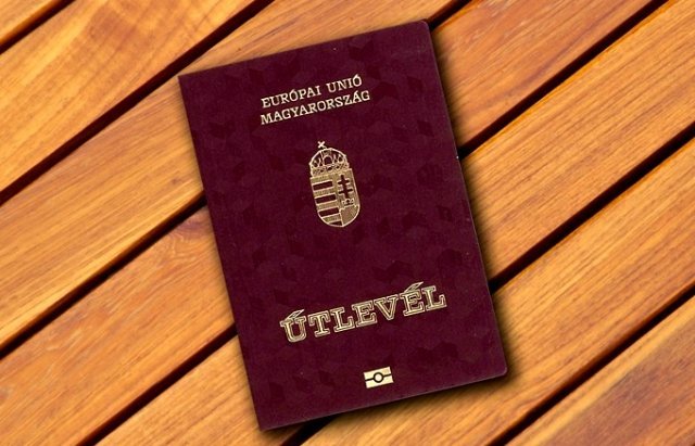 У Береговому українцям видають угорські паспорти під присягу та шампанське (відео) - today.ua