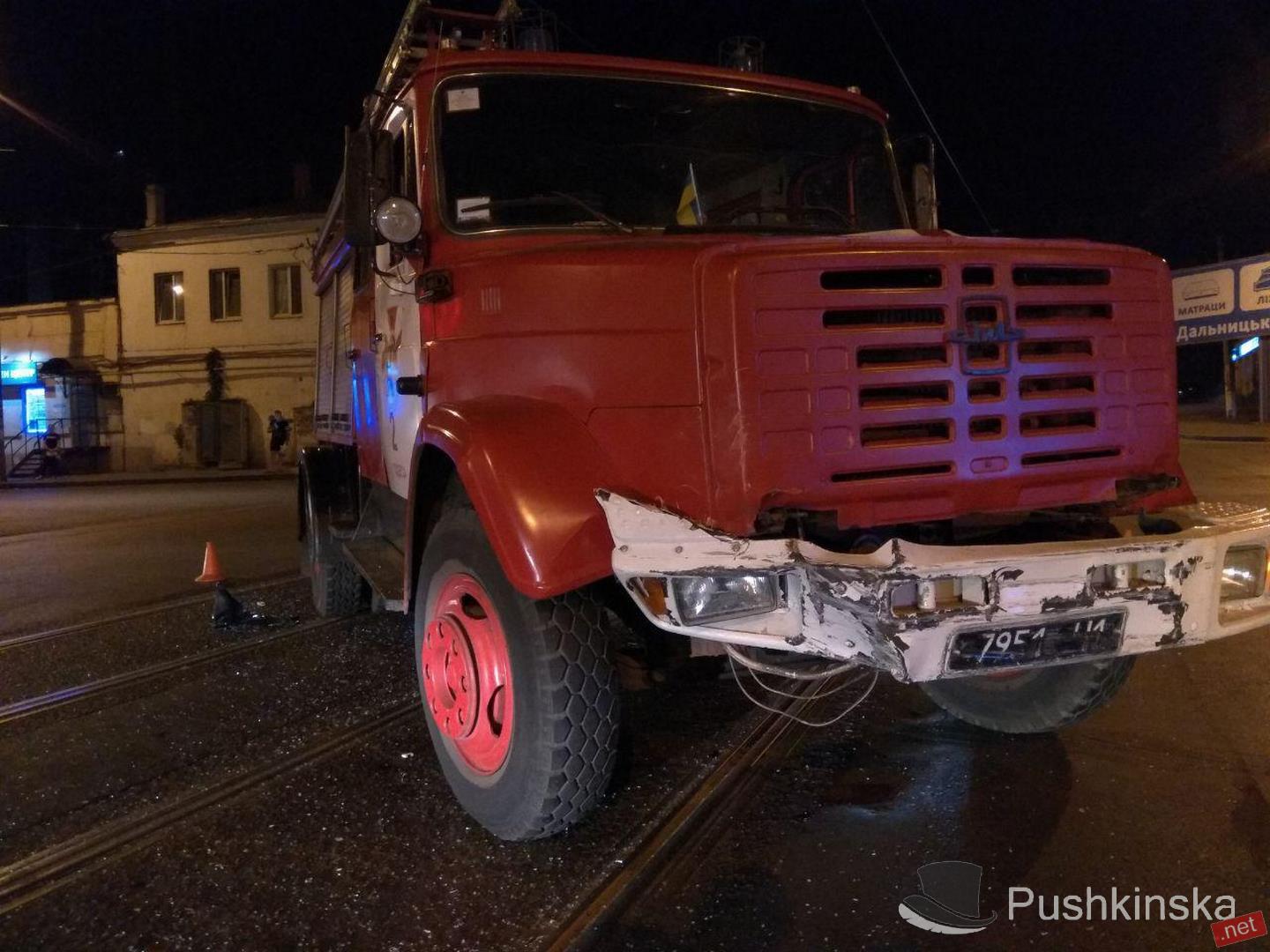 Одеські рятувальники їхали на пожежу, а потрапили в ДТП