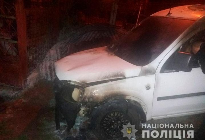 Божевілля на Буковині: чоловік спалив дві автівки - today.ua
