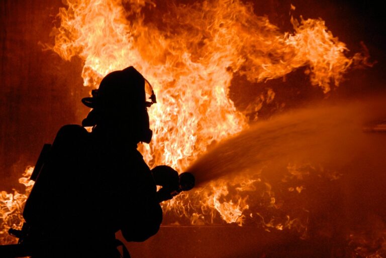 Масштабна пожежа: на Донбасі загорівся жилий будинок  - today.ua
