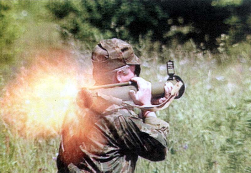 Неизвестные обстреляли из гранатомета жилой дом в Киеве