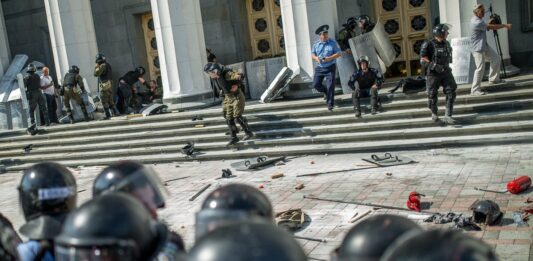 Столкновения под Верховной Радой: ранен полицейский (видео) - today.ua