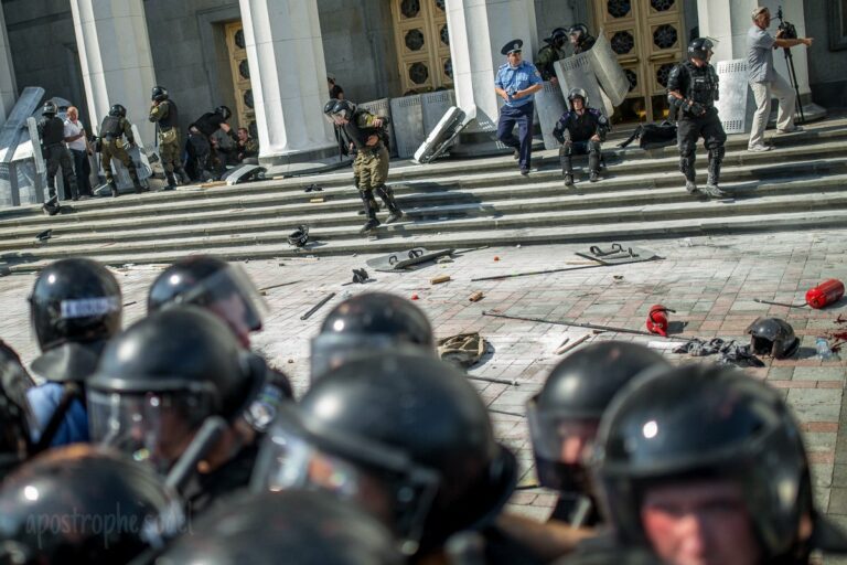 Столкновения под Верховной Радой: ранен полицейский (видео) - today.ua