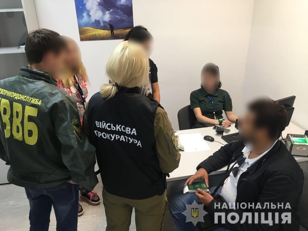 У столичному аеропорту іноземець намагався за 500 доларів перетнути кордон - today.ua