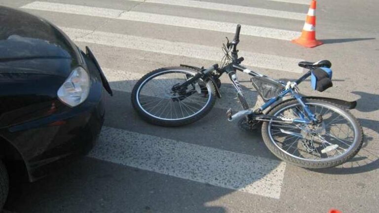 Велосипедист врезался в припаркованную Toyota под Харьковом  - today.ua