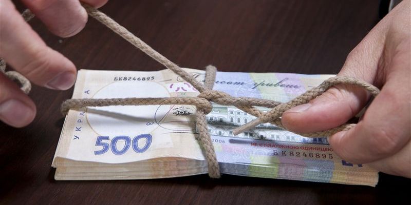 На хабарах викрили працівників сервіс-центрів у Сумській області