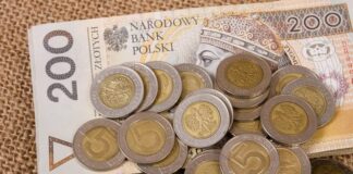 Скільки грошей отримують українці у Польщі? - today.ua