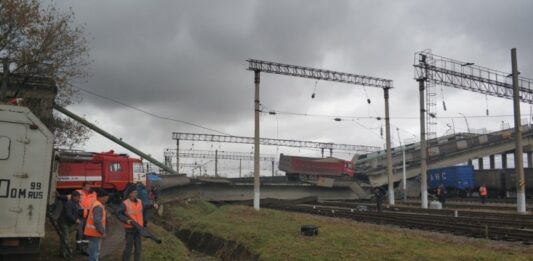 В России мост упал на железную дорогу (видео)  - today.ua