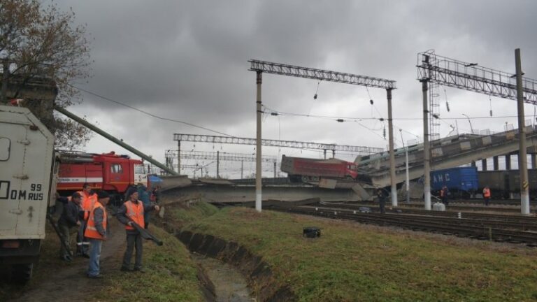 В России мост упал на железную дорогу (видео)  - today.ua