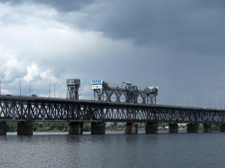Замінування на Амурському мосту паралізувало рух у Дніпрі - today.ua