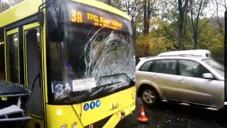 ДТП у Львові: BMW протаранив автобус з пасажирами - today.ua