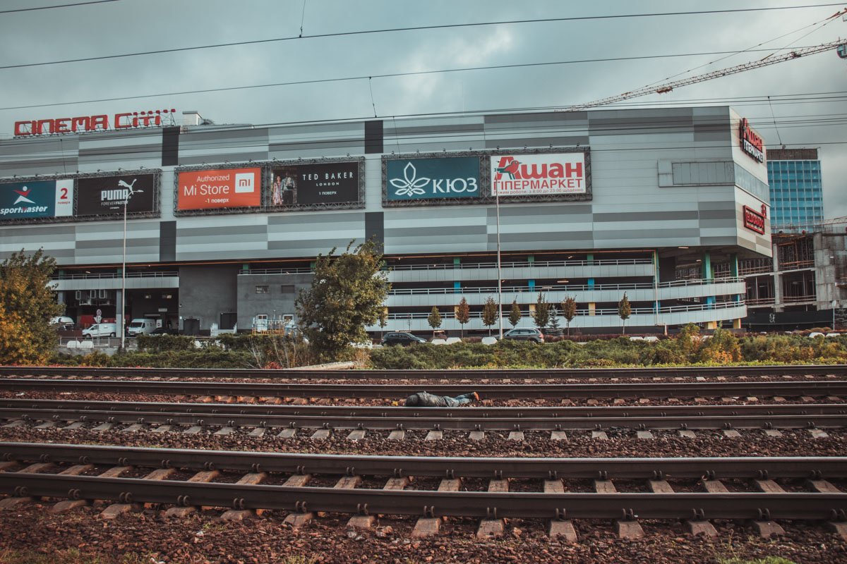 У Києві на залізничних коліях виявили тіло чоловіка - today.ua