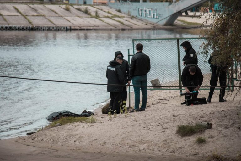  Жутковатая находка: тело женщины нашли на берегу Днепра в Киеве - today.ua
