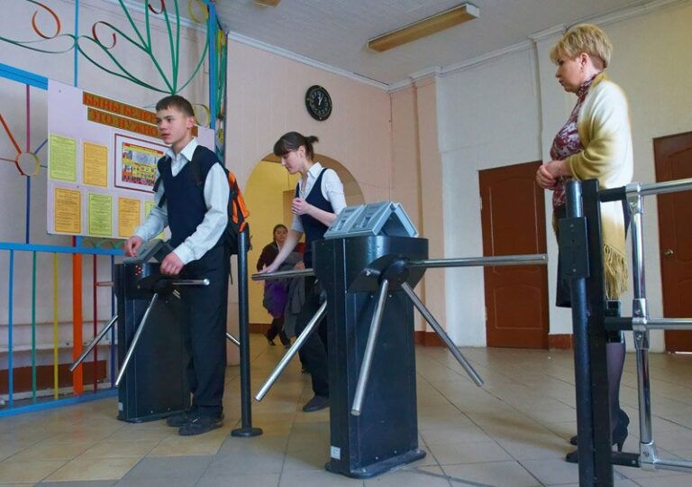 В школах Киева введут электронные пропуска и турникеты - today.ua