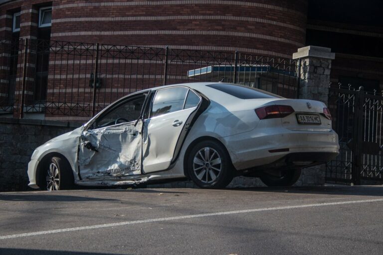 В Киеве Volkswagen врезался в столб, водитель сбежал с места ДТП - today.ua