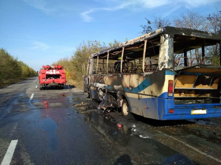 У Дніпропетровській області на ходу загорівся автобус із пасажирами (фото) - today.ua