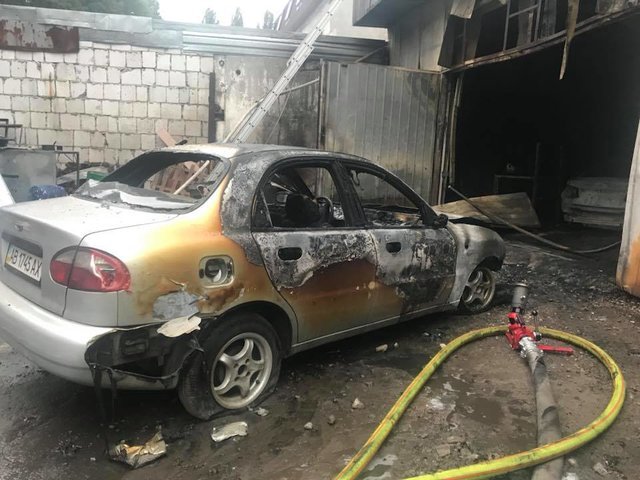 На столичной СТО в результате пожара сгорело семь автомобилей (фото) - today.ua
