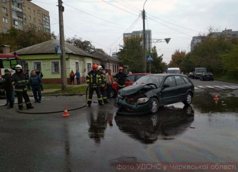 Четыре автомобиля столкнулись в серьезном ДТП в Черкассах - today.ua