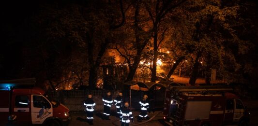 Пожежа на СТО: знищено 3 автівки й хостел - today.ua