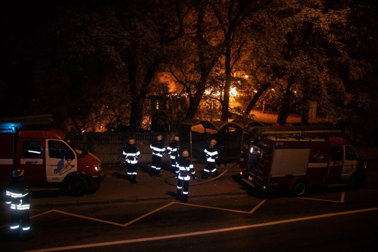Пожар на СТО: уничтожены 3 машины и хостел - today.ua