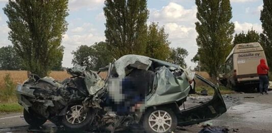 Под Киевом маршрутка с людьми попала в страшное ДТП (видео) - today.ua