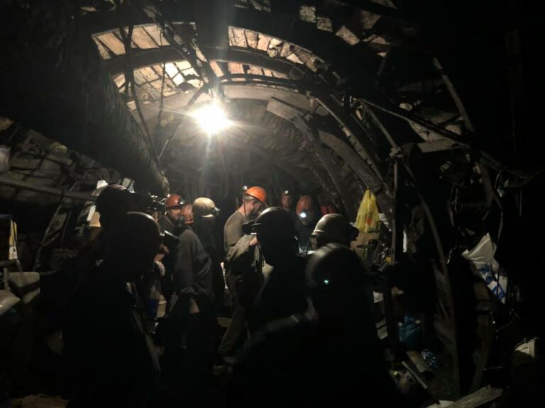 Подземный бунт: к луганским шахтерам приехали чиновники - today.ua