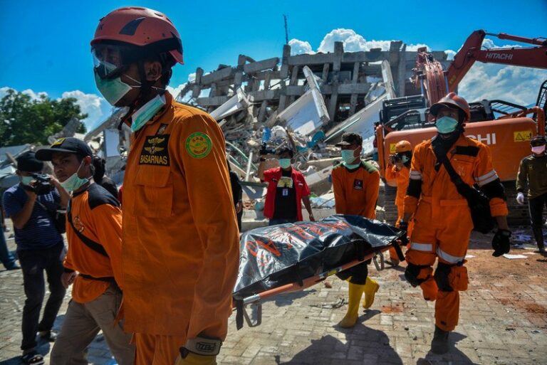 Индонезия приходит в себя после разрушительных землетрясения и цунами - today.ua