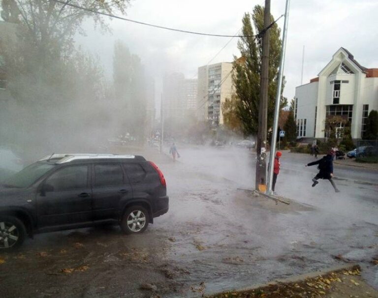 У столиці по вулицях тече гаряча вода  - today.ua