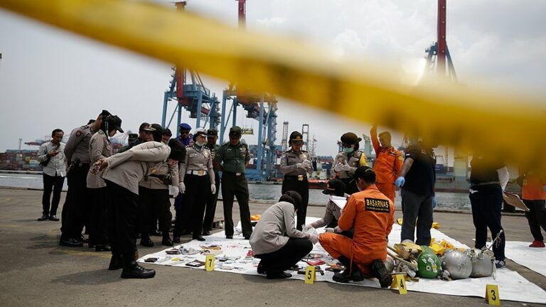 В Индонезии на месте крушения обнаружили тела 24 погибших - today.ua